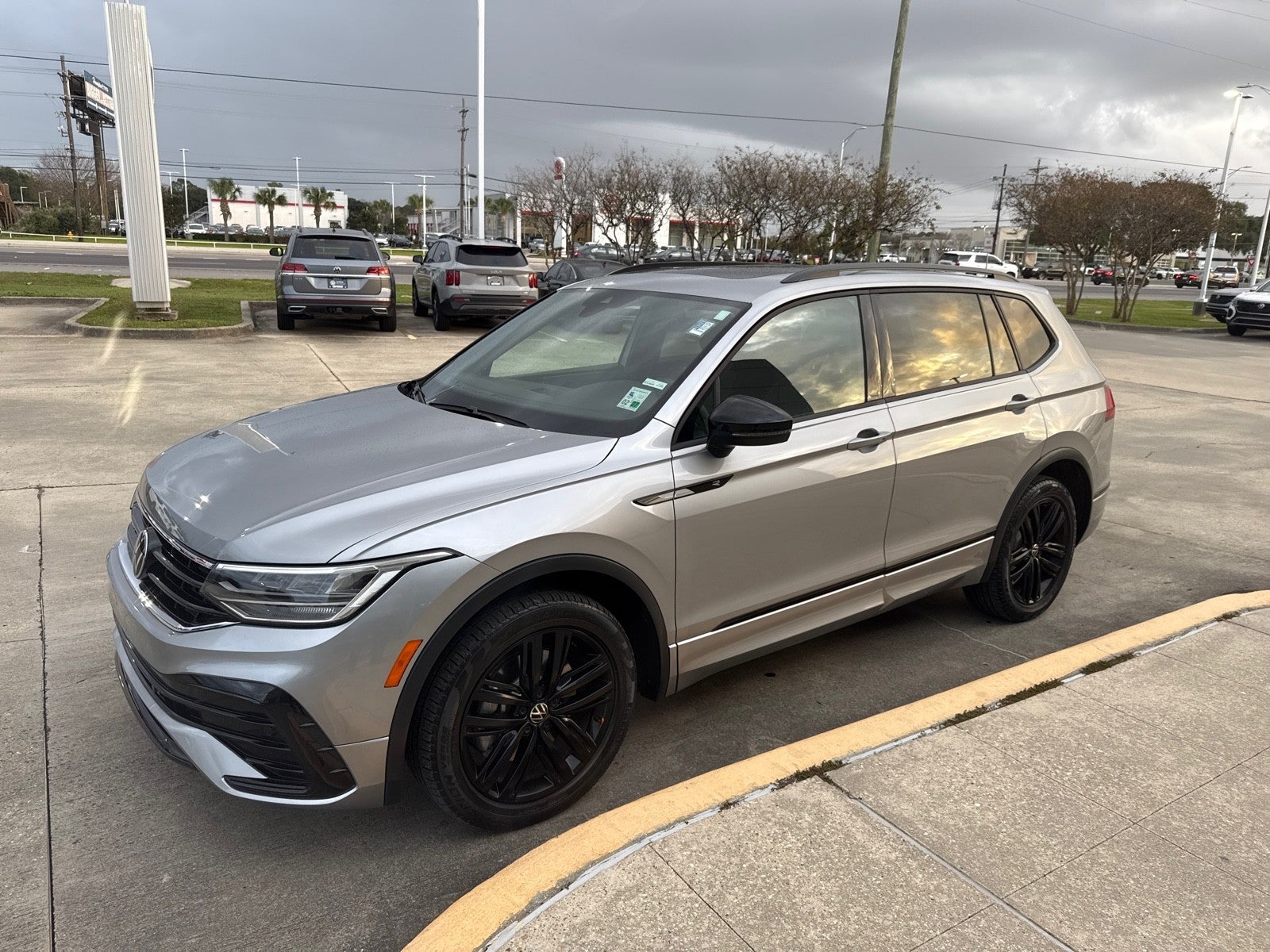 2022 Volkswagen Tiguan 2.0T SE R-Line Black FWD
