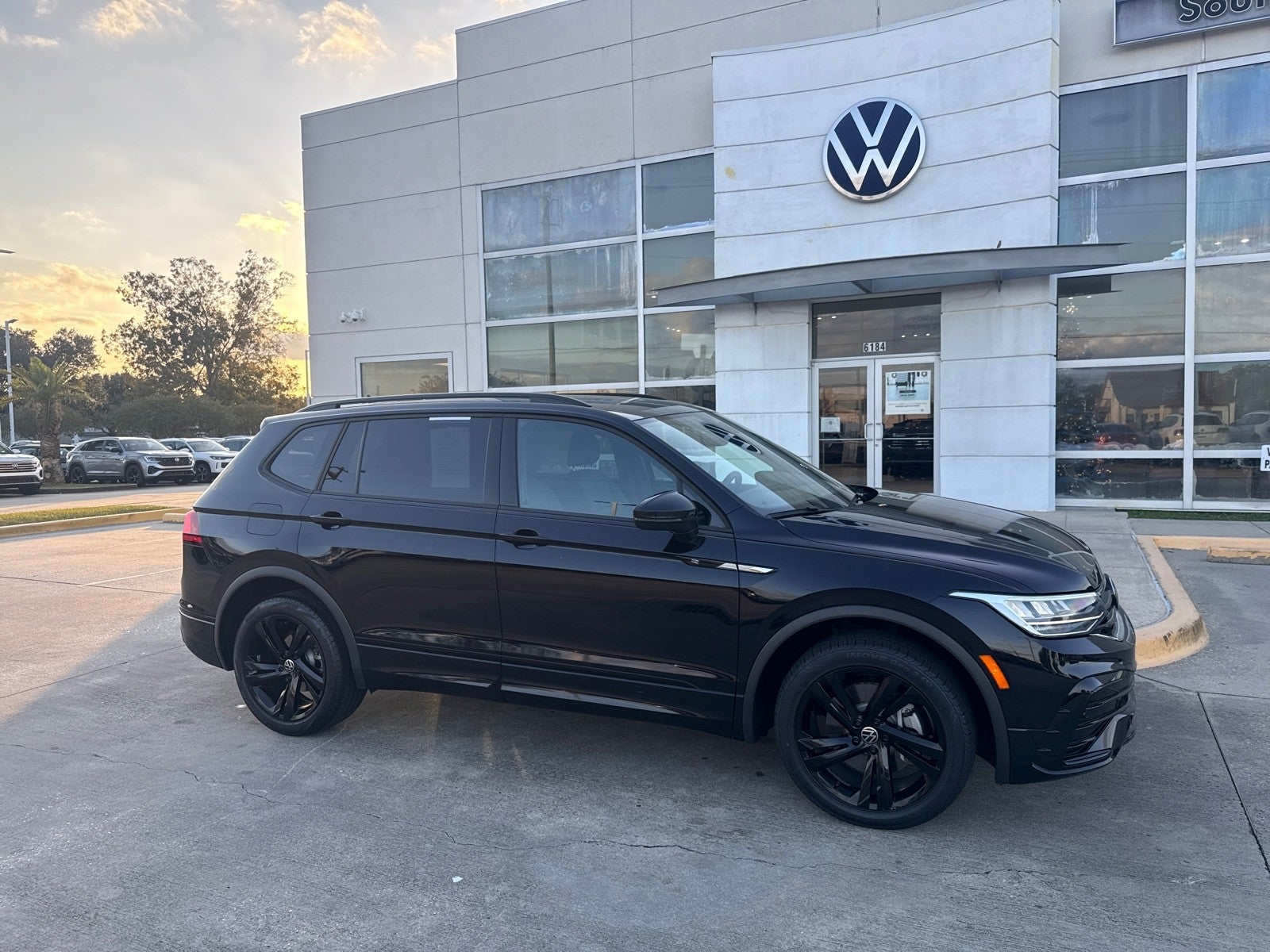 2023 Volkswagen Tiguan 2.0T SE R-Line Black FWD