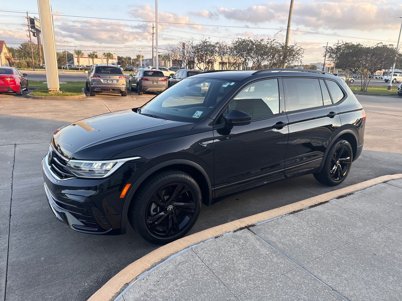 2023 Volkswagen Tiguan 2.0T SE R-Line Black FWD