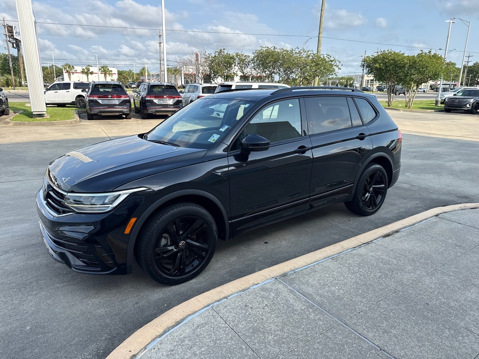 2023 Volkswagen Tiguan 2.0T SE R-Line Black FWD