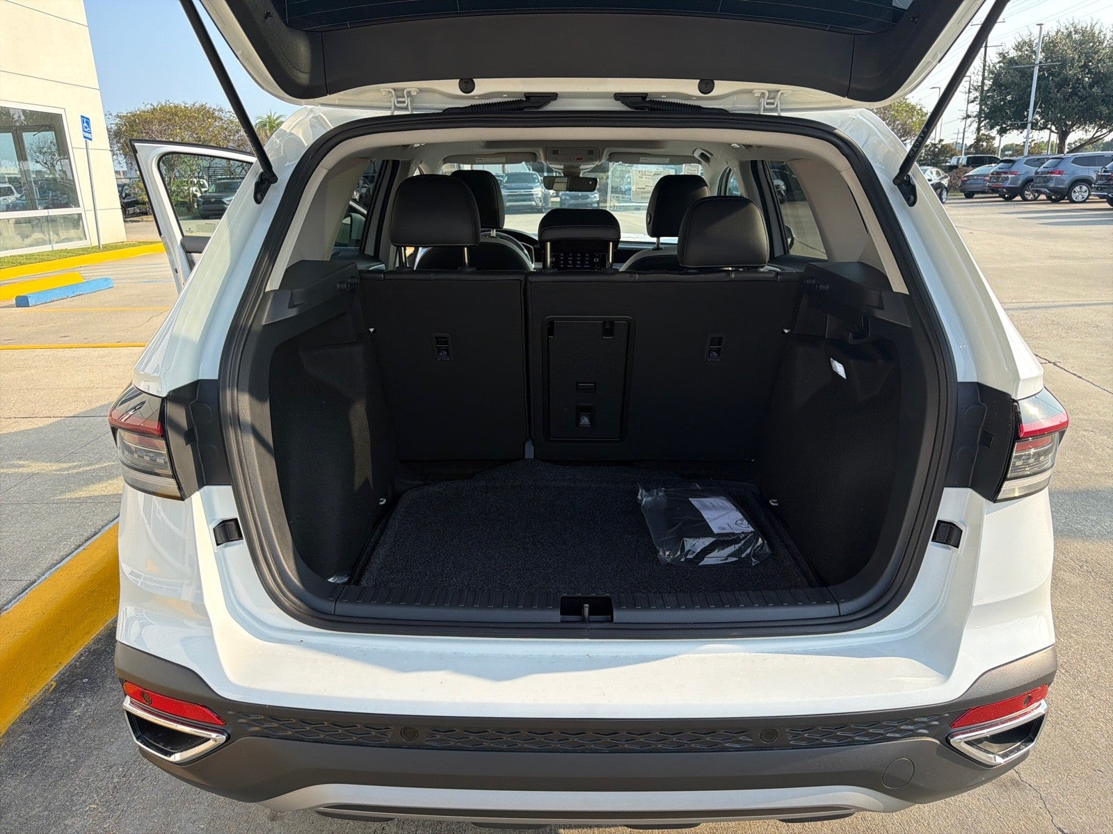 2026 Volkswagen Taos SE FWD