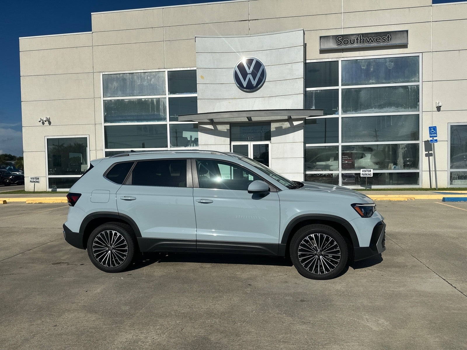 2025 Volkswagen Taos SE FWD