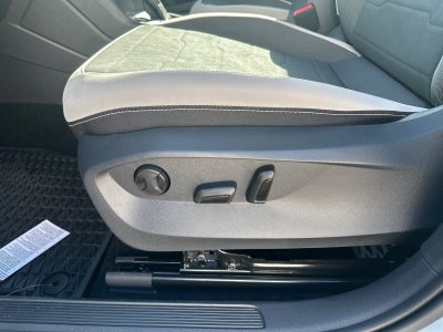 2025 Volkswagen Taos SE FWD