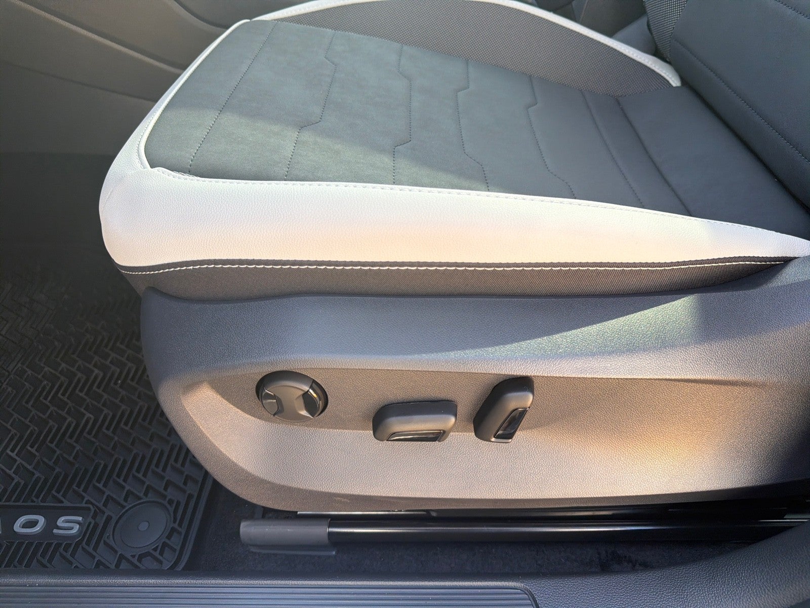 2027 Volkswagen Taos SE FWD
