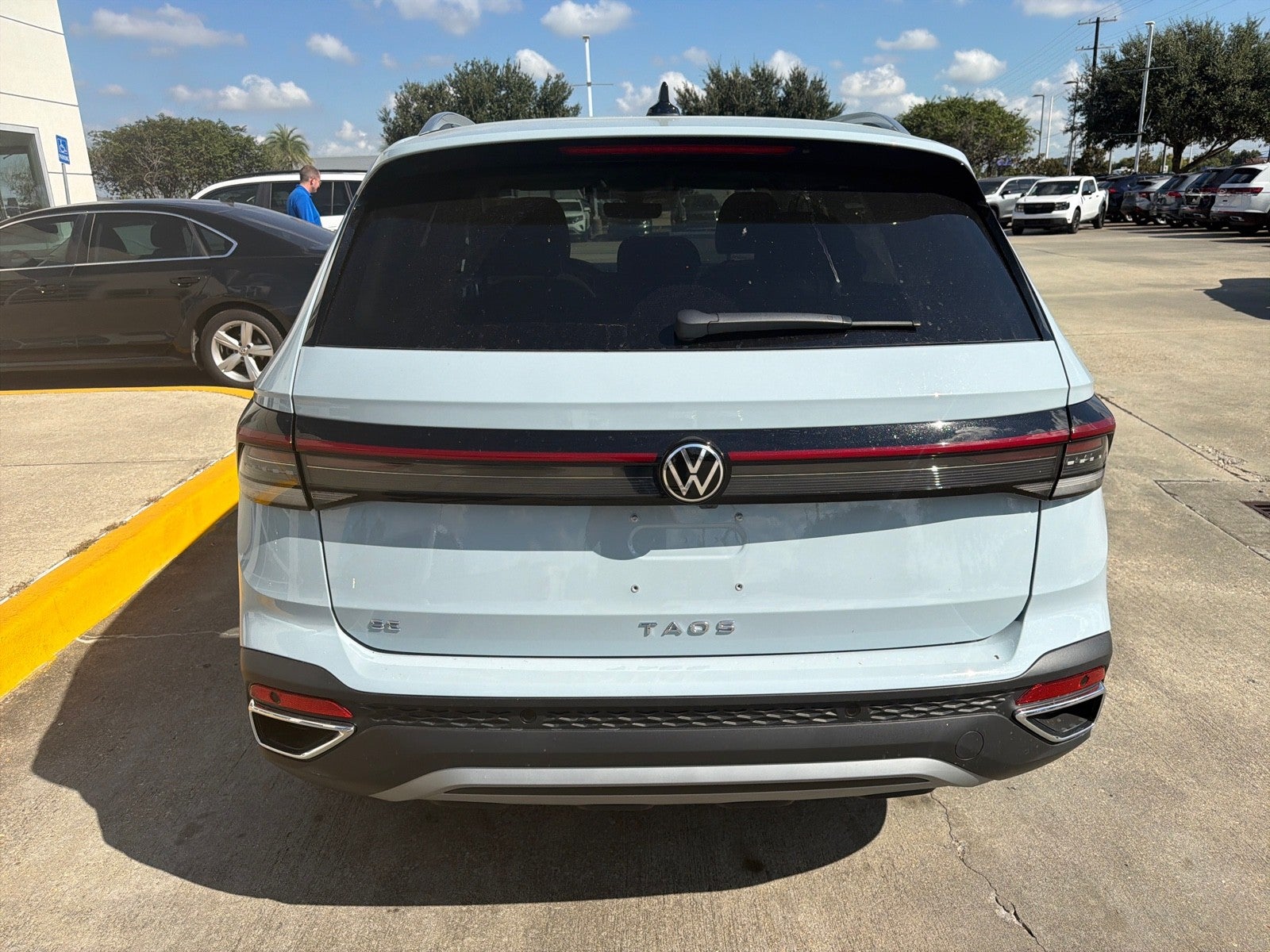 2027 Volkswagen Taos SE FWD
