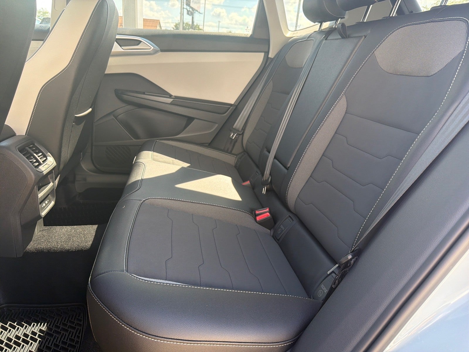 2027 Volkswagen Taos SE FWD
