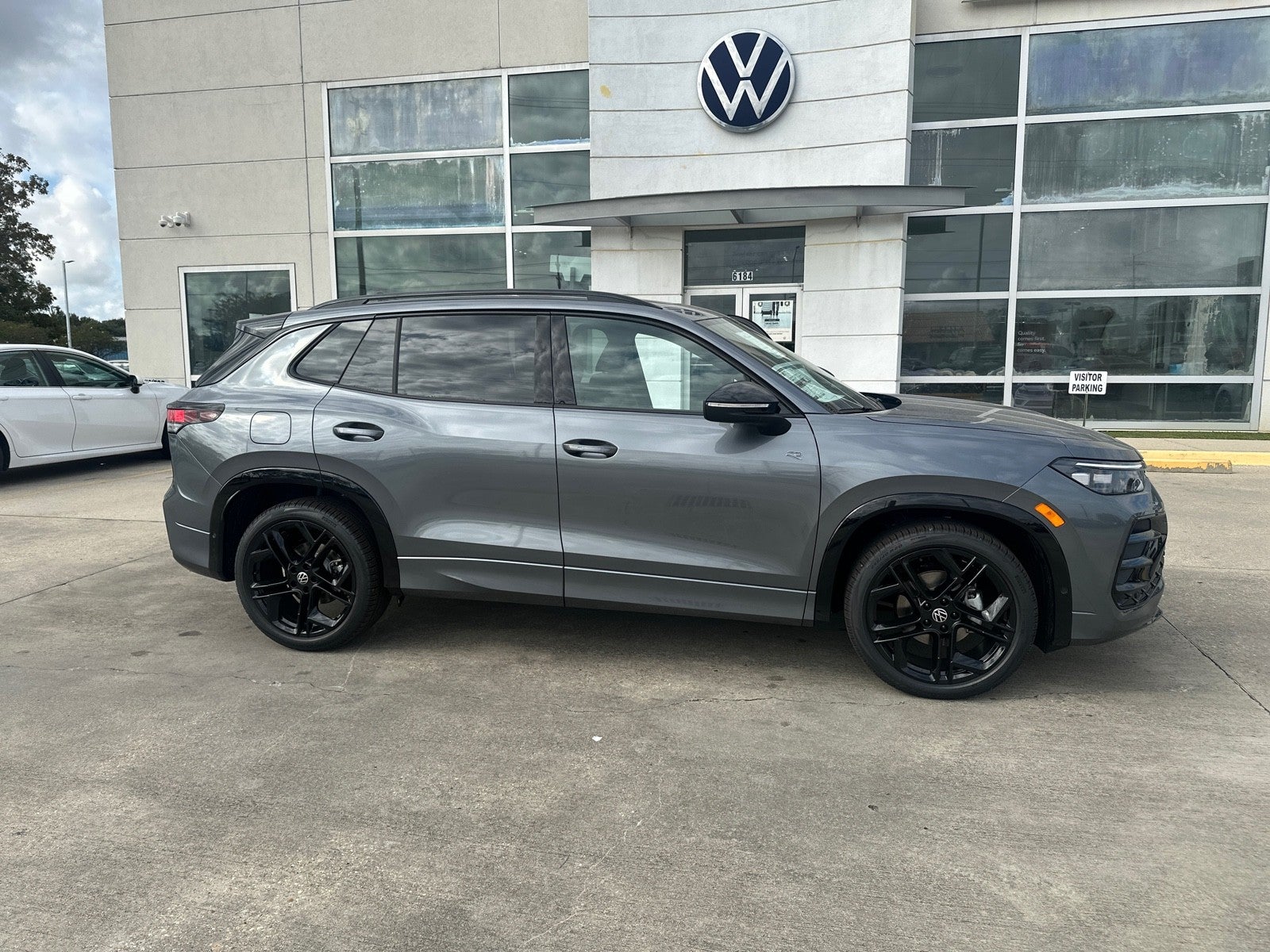 2026 Volkswagen Tiguan 2.0T SE R-Line Black FWD