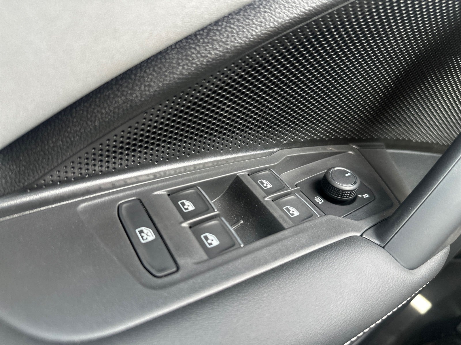 2026 Volkswagen Tiguan SE R-Line Black FWD