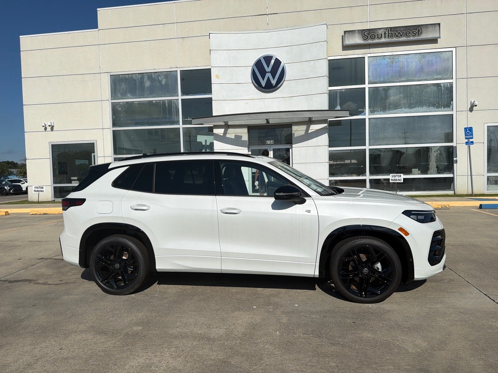 2026 Volkswagen Tiguan 2.0T SE R-Line Black's photo