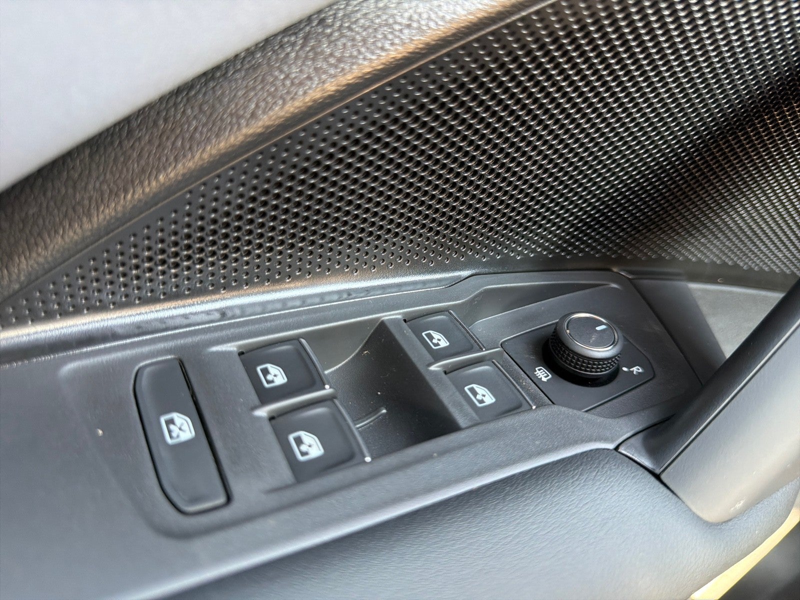 2026 Volkswagen Tiguan SE R-Line Black FWD