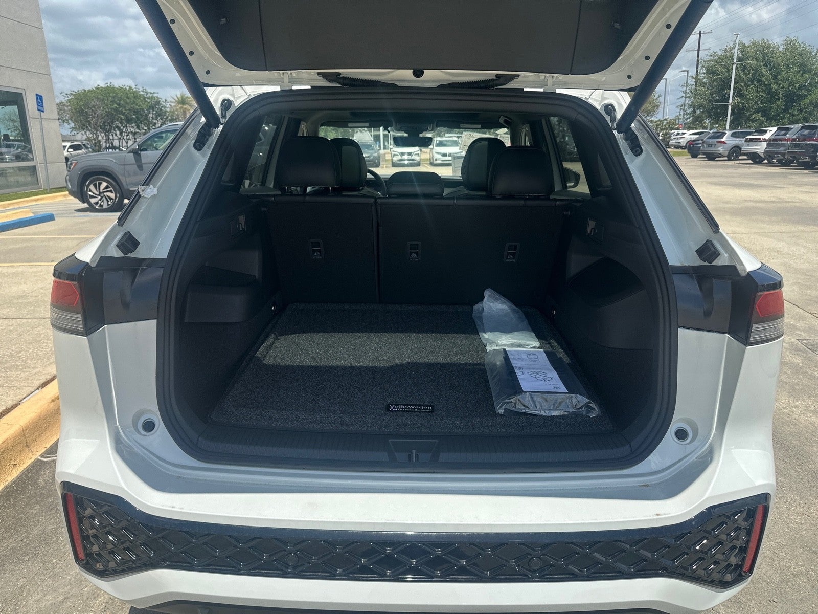 2026 Volkswagen Tiguan 2.0T SE R-Line Black FWD