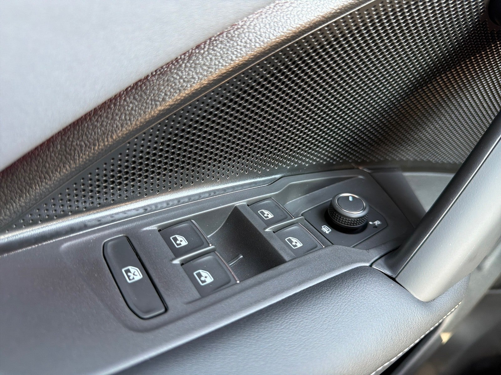 2026 Volkswagen Tiguan SE R-Line Black FWD