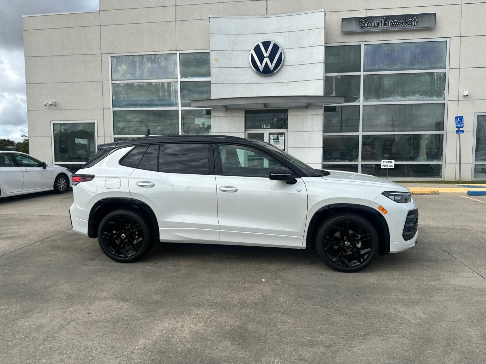 2026 Volkswagen Tiguan 2.0T SE R-Line Black FWD