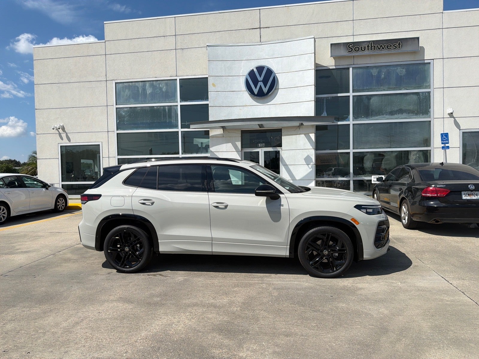 2026 Volkswagen Tiguan SE R-Line Black FWD