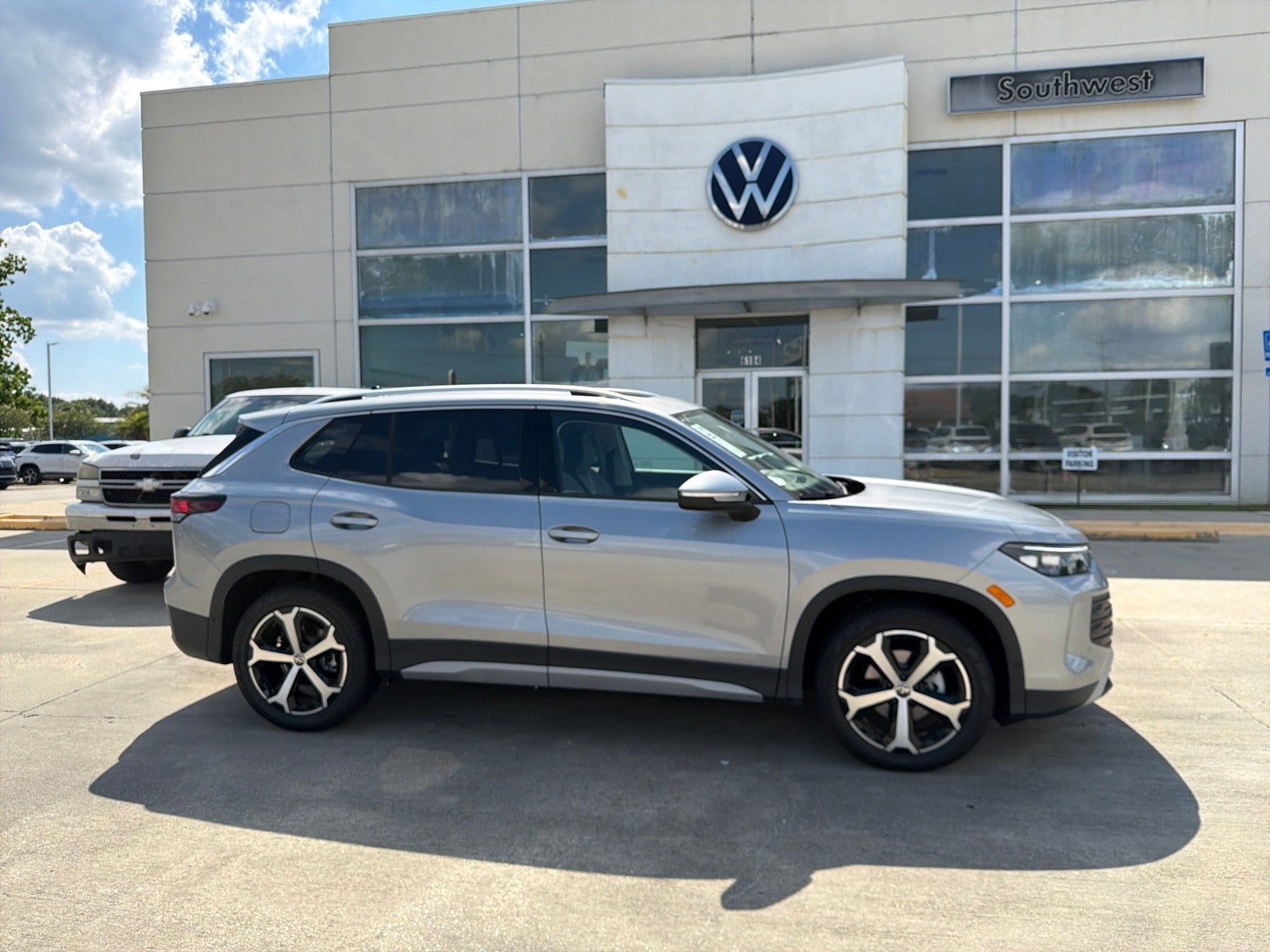 2026 Volkswagen Tiguan 2.0T SE's photo