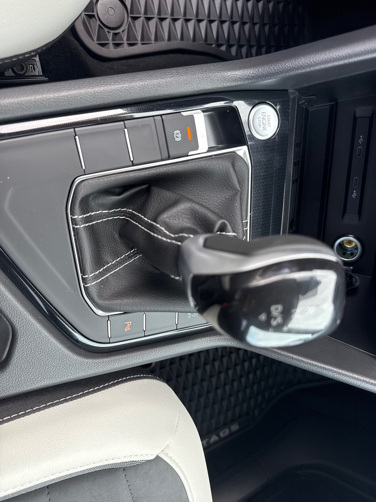 2025 Volkswagen Taos SE FWD