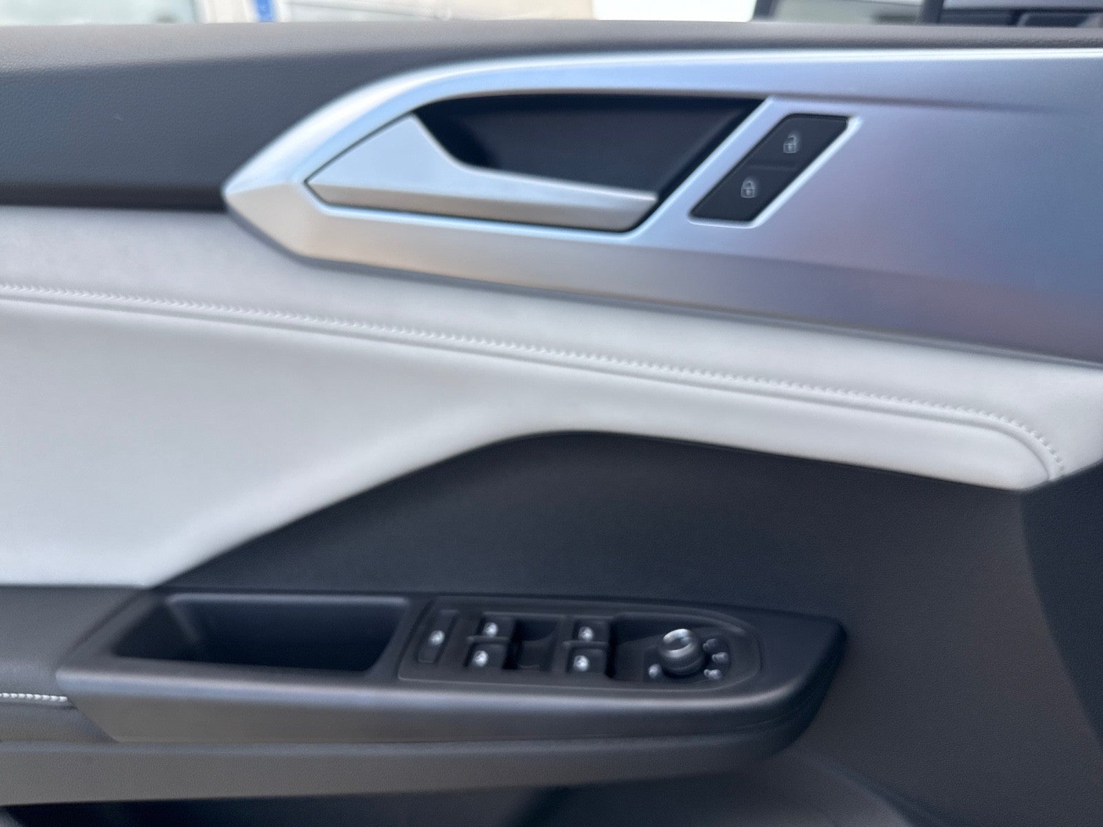 2025 Volkswagen Taos SE FWD