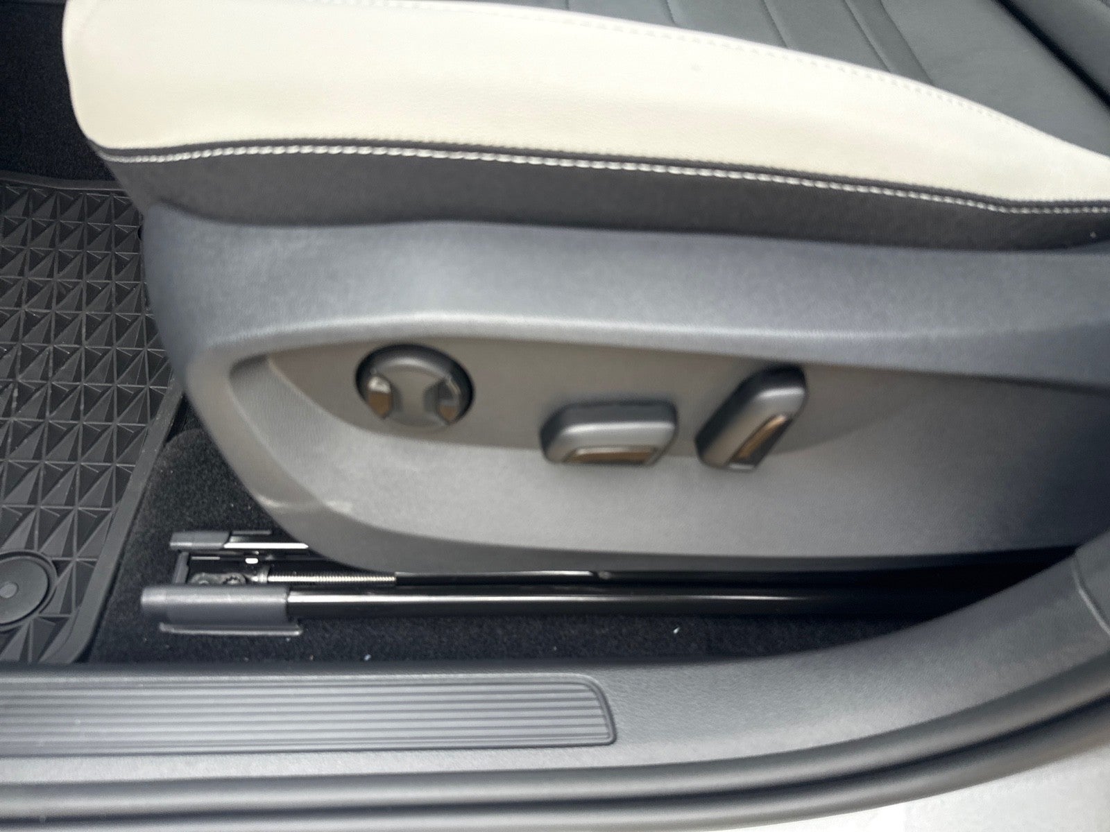 2025 Volkswagen Taos SE FWD