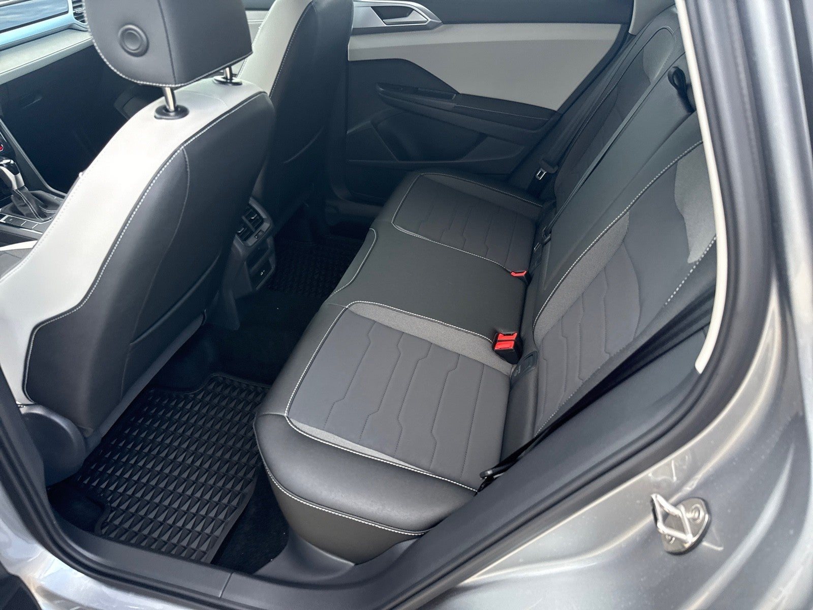 2025 Volkswagen Taos SE FWD