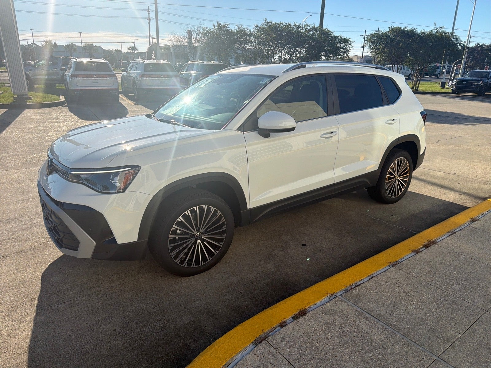 2027 Volkswagen Taos SE FWD