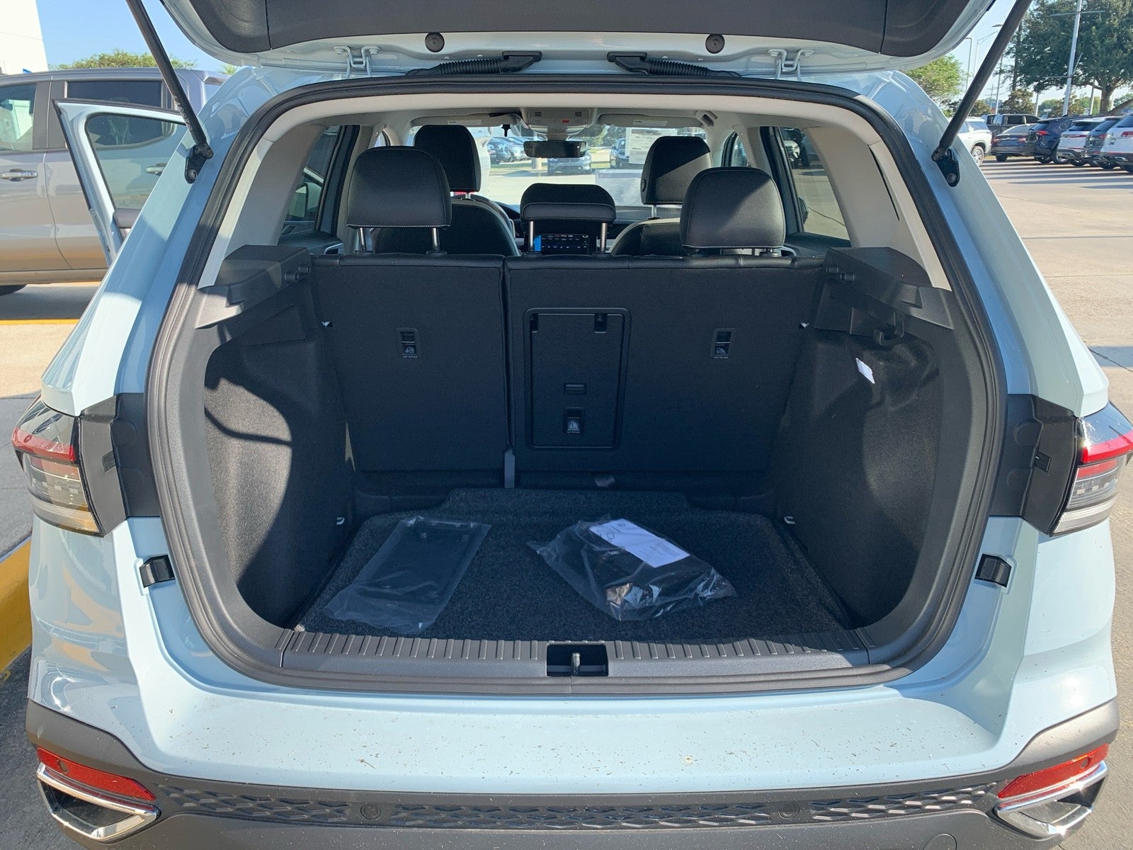 2027 Volkswagen Taos SE FWD