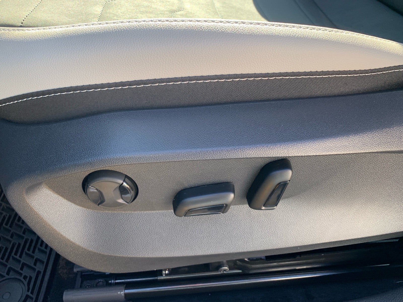 2027 Volkswagen Taos SE FWD