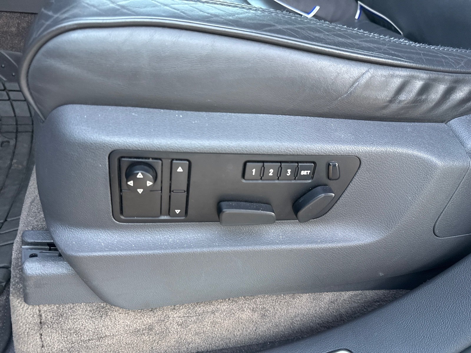 2004 Volkswagen Touareg Base